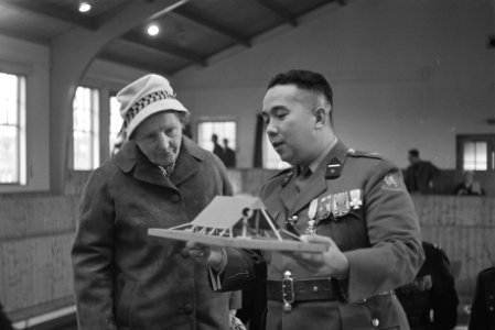 Koningin Juliana bezoekt de Ir Jonkie school te Hwijk, Bestanddeelnr 910-8471