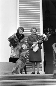 Koningin Juliana , Prinses Beatrix en Prins Willem Alexander luister naar aubade, Bestanddeelnr 923-9663