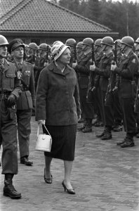Koningin Juliana bezoekt de Ir Jonkie school te Hwijk, Bestanddeelnr 910-8472