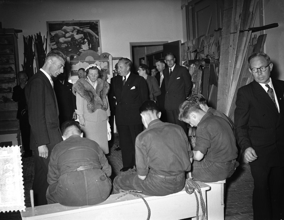 Koningin Juliana bezoekt de Havenvakschool (N.V. Thomsens) in Rotterdam, Bestanddeelnr 906-4989