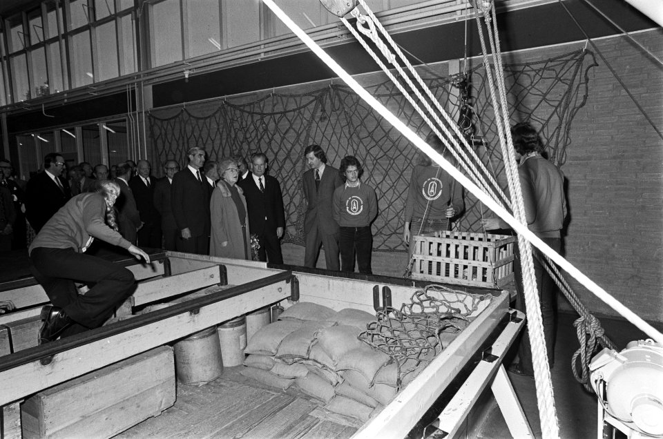 Koningin Juliana bezoekt de Haven en vervoerschool Prof Rutten in Rotterdam d, Bestanddeelnr 927-5282