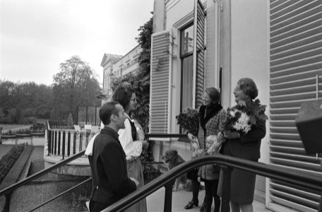 Koningin Juliana , Prinses Beatrix en Prins Willem Alexander luister naar aubade, Bestanddeelnr 923-9660