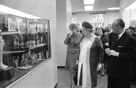 Koningin Juliana bekijkt een vitrine in een tentoonstellingszaal, Bestanddeelnr 921-8287