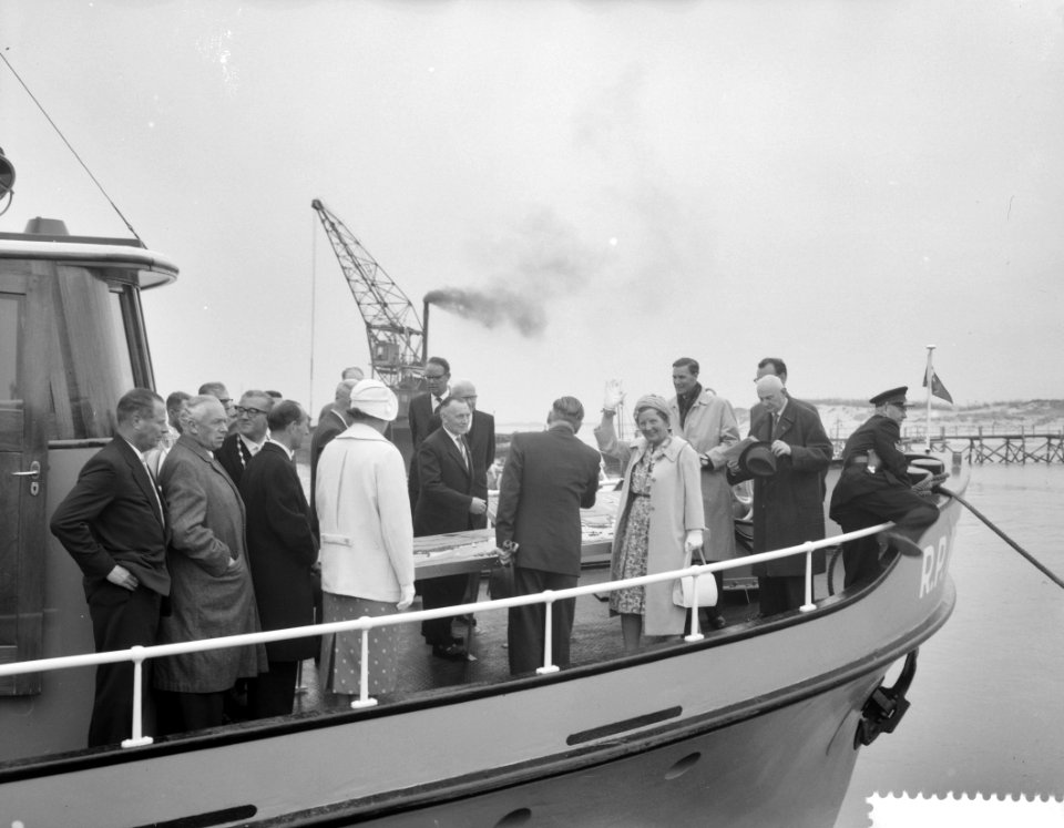 Koningin Juliana bezoekt de Deltawerken bij Katseveer, koningin Juliana aan boor, Bestanddeelnr 911-2502