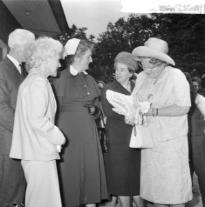 Koningin Juliana bezocht Rekkense Inrichting Hare Majesteit krijgt theemuts aang, Bestanddeelnr 917-8319
