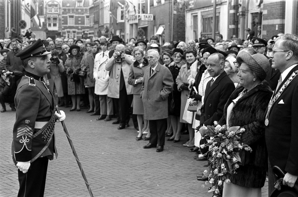 Koningin Juliana aanschouwt de parade in Zwolle, Bestanddeelnr 923-4374