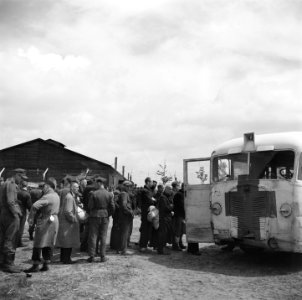 Krijgsgevangenen bij een Rode-Kruisbus, Bestanddeelnr 900-3389