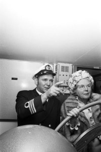 Koningin Juliana aan het stuurwiel van De Hoop, Bestanddeelnr 924-5774