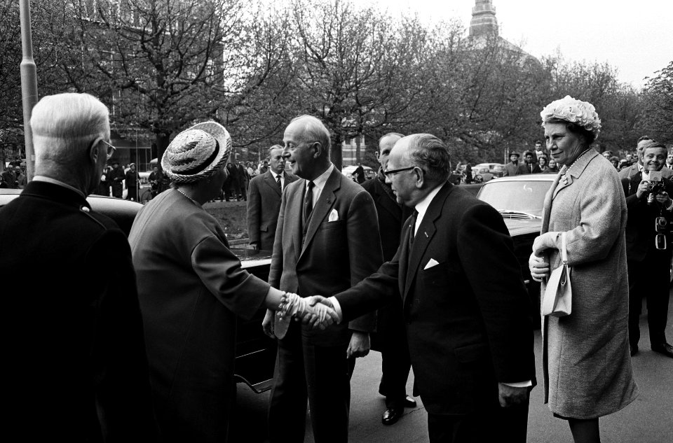 Koningin Juliana bezoek gebracht aan het Staatsbedrijf PTT in Den Haag, Bestanddeelnr 915-0855