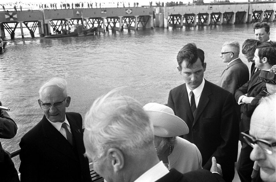 Koningin Juliana aanwezig bij afsluiten van de Lauwerszee het laatste caisson wo, Bestanddeelnr 922-4525