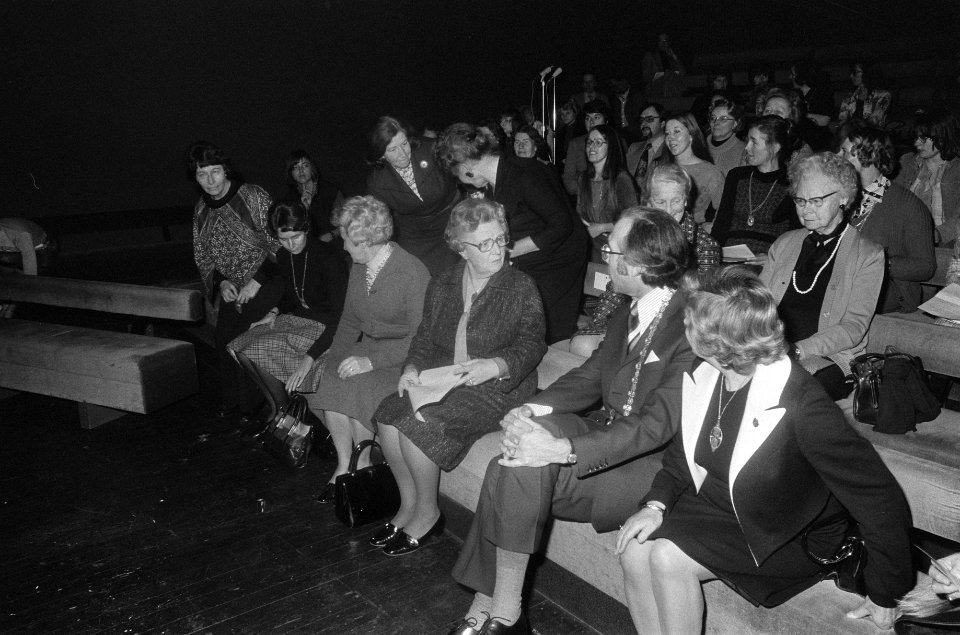 Koningin Juliana aanwezig bij afsluitingsbijeenkomst Jaar van de vrouw in Utre, Bestanddeelnr 928-3278