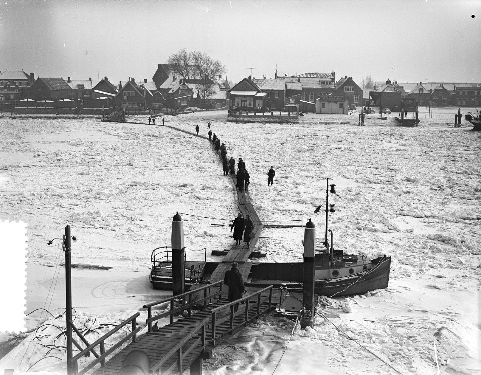 Krimpen aan de IJssel voetgangers over de rivier over pad gemaakt van loopplanke, Bestanddeelnr 907-6037
