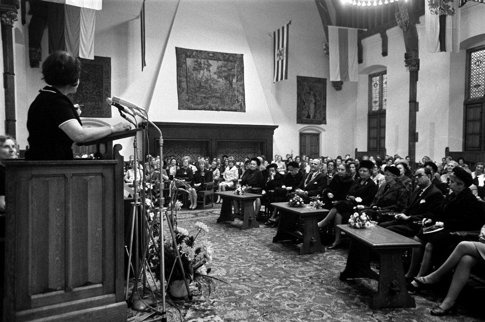 Koningin Juliana aanwezig bij Congres Nederlandse Vrouwen Comite in Ridderzaal D, Bestanddeelnr 922-9495