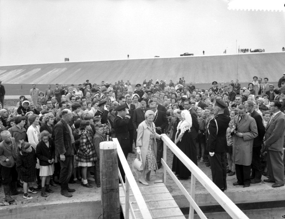 Koningin Juliana bezoekt de Deltawerken bij Katseveer, koningin Juliana begeeft , Bestanddeelnr 911-2500