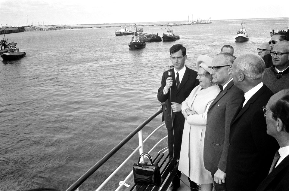 Koningin Juliana aanwezig bij afsluiten van de Lauwerszee het laatste caisson wo, Bestanddeelnr 922-4527