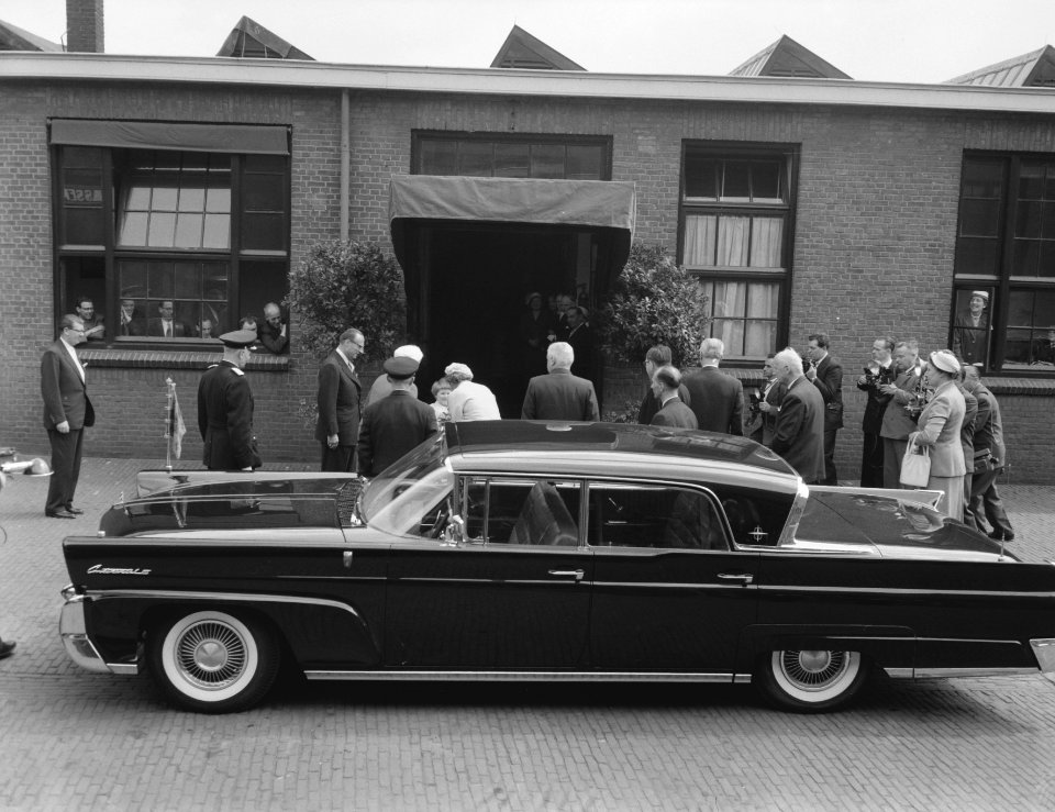 Koningin Juliana bezoekt Deventer en Vriezenveen aangetast, Bestanddeelnr 909-5372