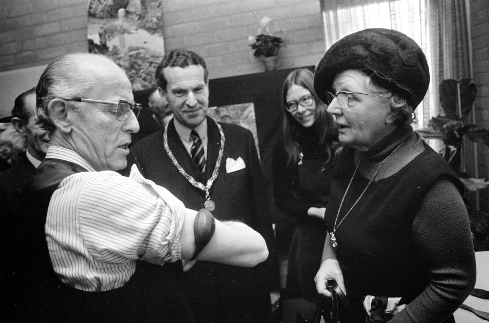 Koningin Juliana bekijkt een Romeinse armband, op de achtergrond burgemeester R., Bestanddeelnr 926-9637