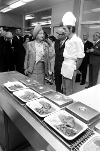 Koningin Juliana bezoekt de keuken van een ziekenhuis, Bestanddeelnr 925-5388