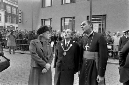 Koningin Juliana bekijkt restauratiewerkzaamheden aan de kathedraal met burgemee, Bestanddeelnr 927-5158
