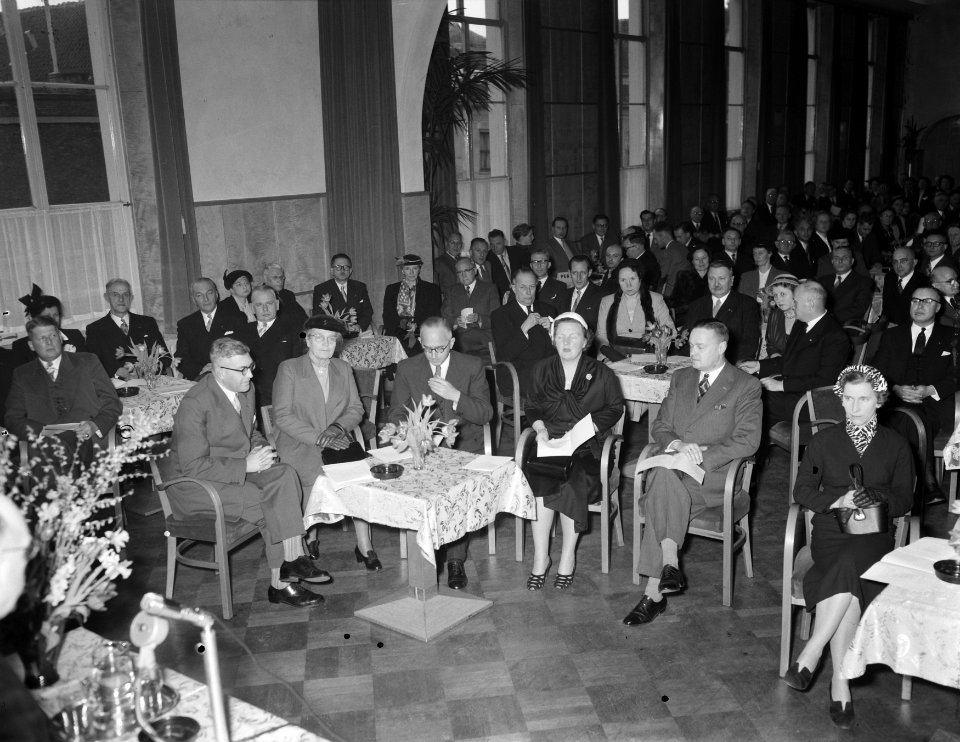 Koningin Juliana bezoekt een bijeenkomst van de Raad voor de Zending in de Neder, Bestanddeelnr 906-9681