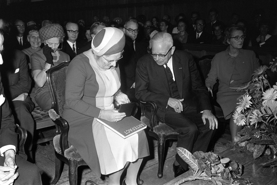 Koningin Juliana bekijkt het jubileumboek, Bestanddeelnr 921-8290