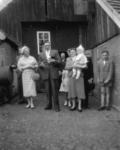 Koningin Juliana bezoekt Deventer en Vriezenveen Bezoek aan boerderij van famil, Bestanddeelnr 909-5425