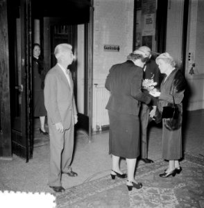 Koningin Juliana bezoekt een tentoonstelling in het Stedelijk Museum, Bestanddeelnr 906-0256