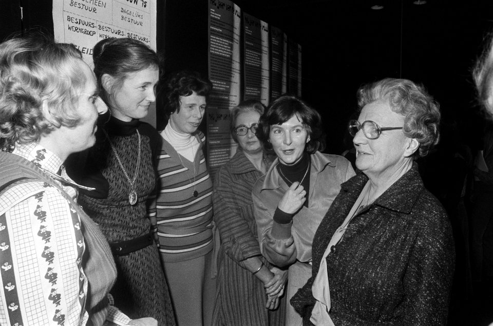 Koningin Juliana aanwezig bij afsluitingsbijeenkomst Jaar van de vrouw in Utre, Bestanddeelnr 928-3277