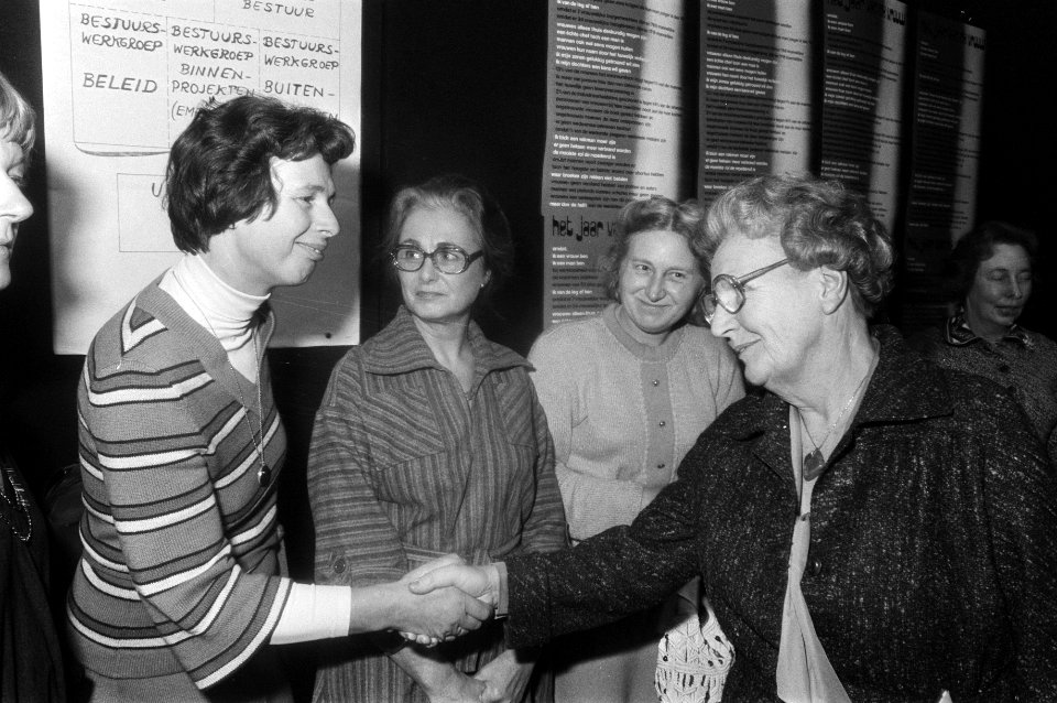 Koningin Juliana aanwezig bij afsluitingsbijeenkomst Jaar van de vrouw in Utre, Bestanddeelnr 928-3276