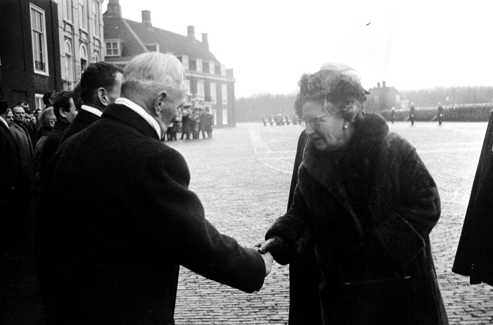 Koningin Juliana begroet oud-mariniers tijdens de plechtigheid op Huis ten Bosch, Bestanddeelnr 918-5464