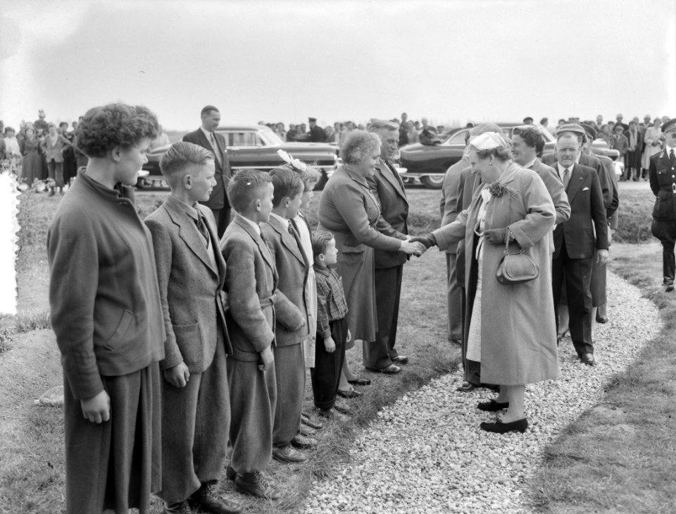 Koningin Juliana bezoekt Dreumel in het Gelders rivierenland, Bestanddeelnr 907-7366