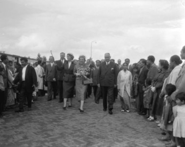 Koningin Juliana bezoekt een Ambonees woonoord, Bestanddeelnr 909-8384
