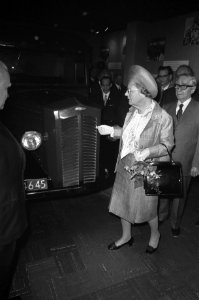 Koningin Juliana bekijkt de auto waarmee de koninklijke familie in 1940 vluchtte, Bestanddeelnr 925-5832
