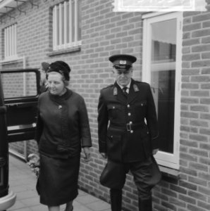 Koningin Juliana bezoekt de verkeersschool voor de Rijkspolitie De Varenkamp te , Bestanddeelnr 913-7534