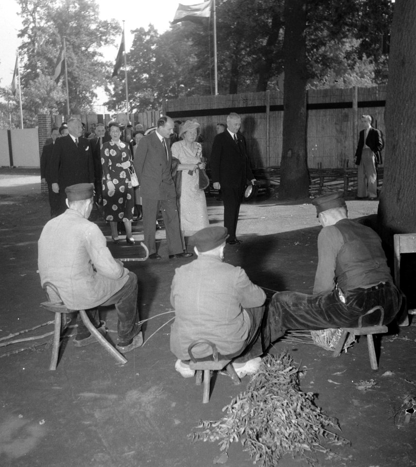 Koningin Juliana bezoekt FF Enschede, Bestanddeelnr 904-7402