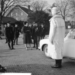 Koningin Juliana bezoekt de verkeersschool voor de Rijkspolitie De Varenkamp te , Bestanddeelnr 913-7533