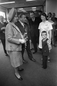 Koningin Juliana bezoekt een ziekenhuis, Bestanddeelnr 925-5386