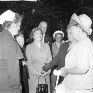 Koningin Juliana bezocht Rekkense Inrichting Hare Majesteit krijgt bloemen van D, Bestanddeelnr 917-8322