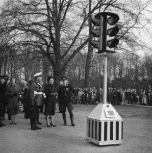 Koningin Juliana bezoekt de verkeersschool voor de Rijkspolitie De Varenkamp te , Bestanddeelnr 913-7532