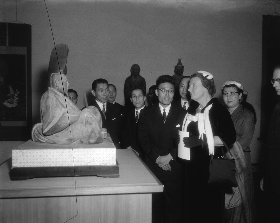 Koningin Juliana bezoekt een tentoonstelling over Japanse kunst in het Gemeentel, Bestanddeelnr 909-9509