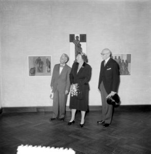 Koningin Juliana bezoekt een tentoonstelling in het Stedelijk Museum, Bestanddeelnr 906-0257