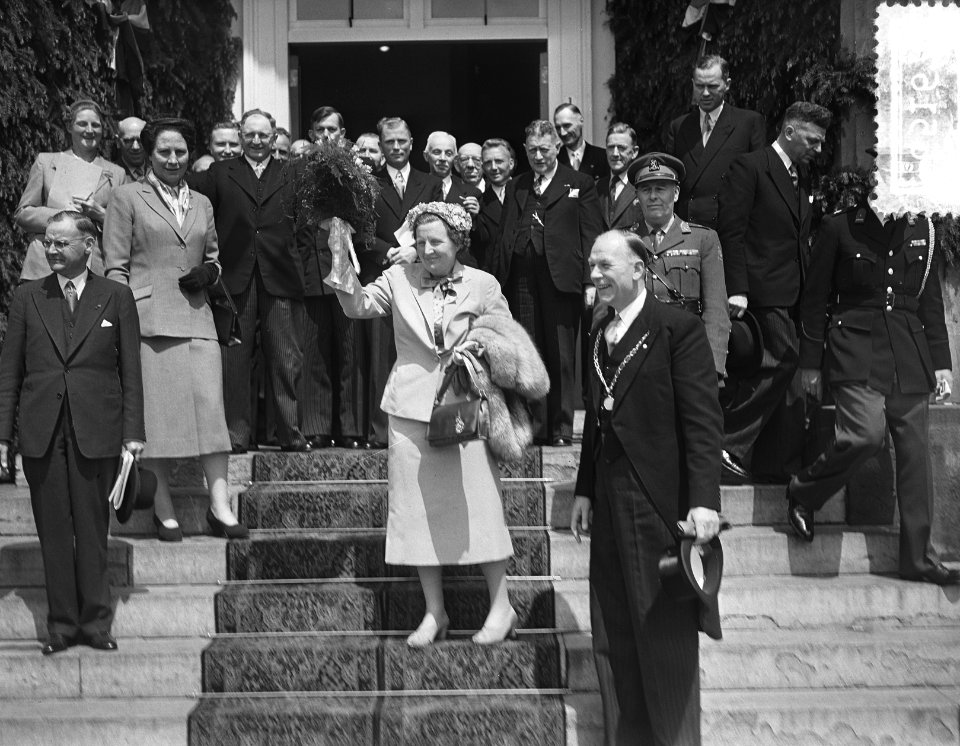 Koningin Juliana bezoekt de Noord Veluwe (Ermelo en Harderwijk), Bestanddeelnr 906-5167