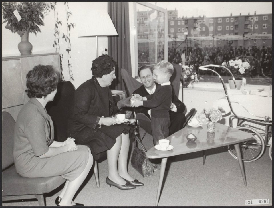 Koningin Juliana bezoekt de miljoenste na-oorlogse woning in Zwolle, Bestanddeelnr 021-0203