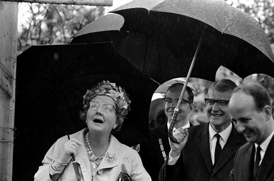 Koningin Juliana bezoekt enkele Zuid Hollandse gemeenten. Bij het Sierteeltcentr, Bestanddeelnr 917-8088