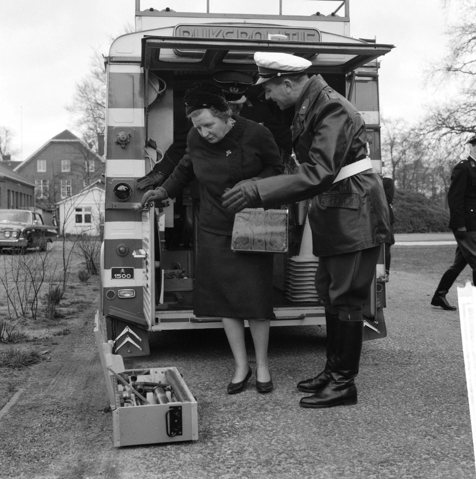 Koningin Juliana bezoekt de verkeersschool voor de Rijkspolitie De Varenkamp te , Bestanddeelnr 913-7537