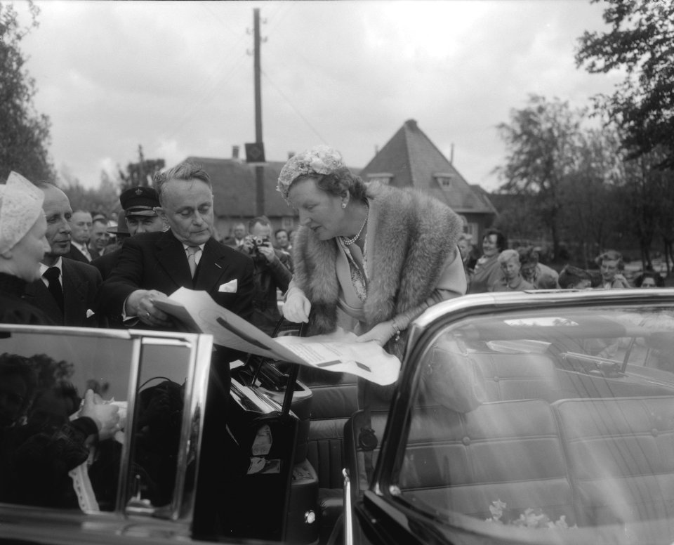 Koningin Juliana bezoekt de Krimpenerwaard, koningin Juliana arriveert en wordt , Bestanddeelnr 909-5771