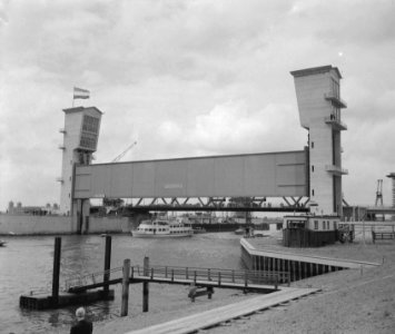 Koningin Juliana bezoekt de stormvloedkering te Krimpen aan den IJssel, Bestanddeelnr 909-5863
