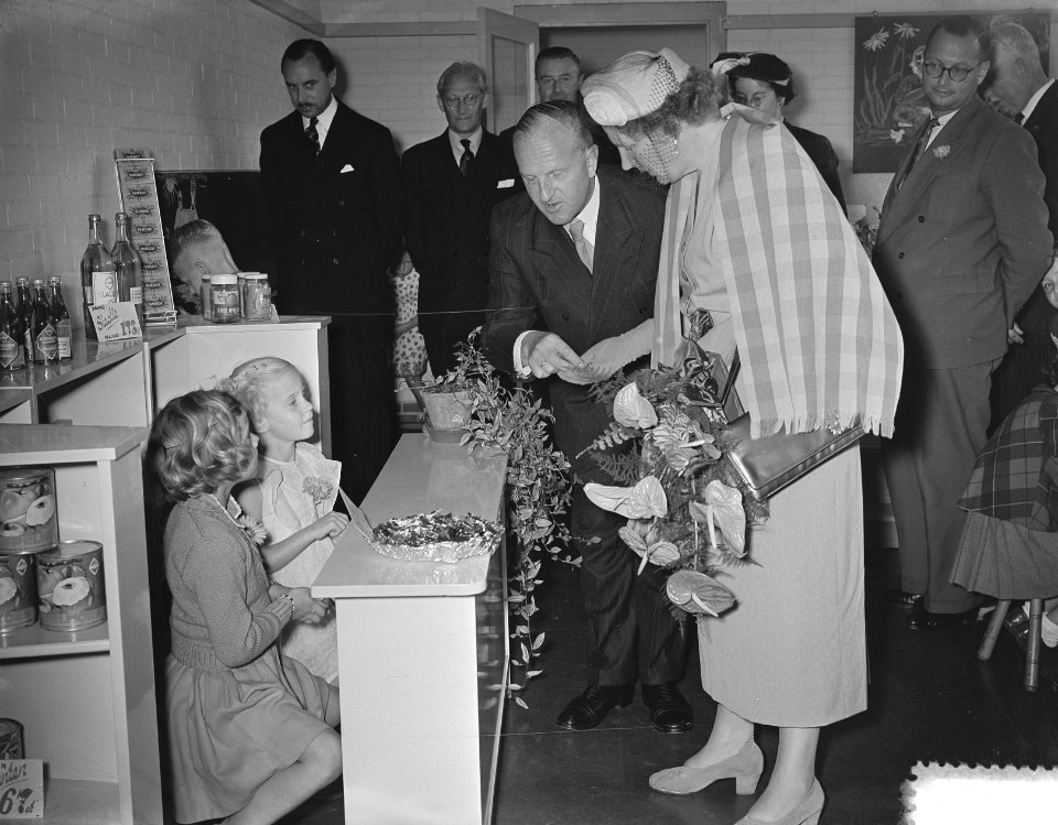 Koningin Juliana bezoekt Beatrixschool in West, Bestanddeelnr 905-9434