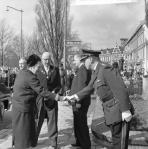 Koningin Juliana bezoekt de Rotterdamse politie Achter haar burgemeester Gerard, Bestanddeelnr 913-7632