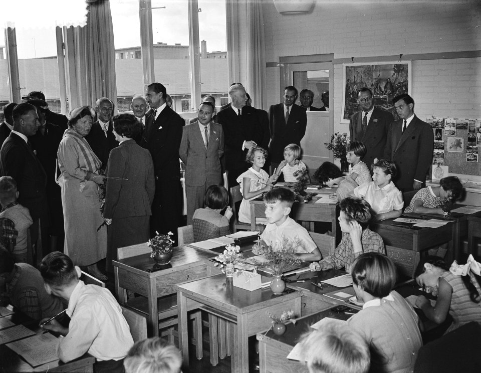 Koningin Juliana bezoekt Beatrixschool in West, Bestanddeelnr 905-9429